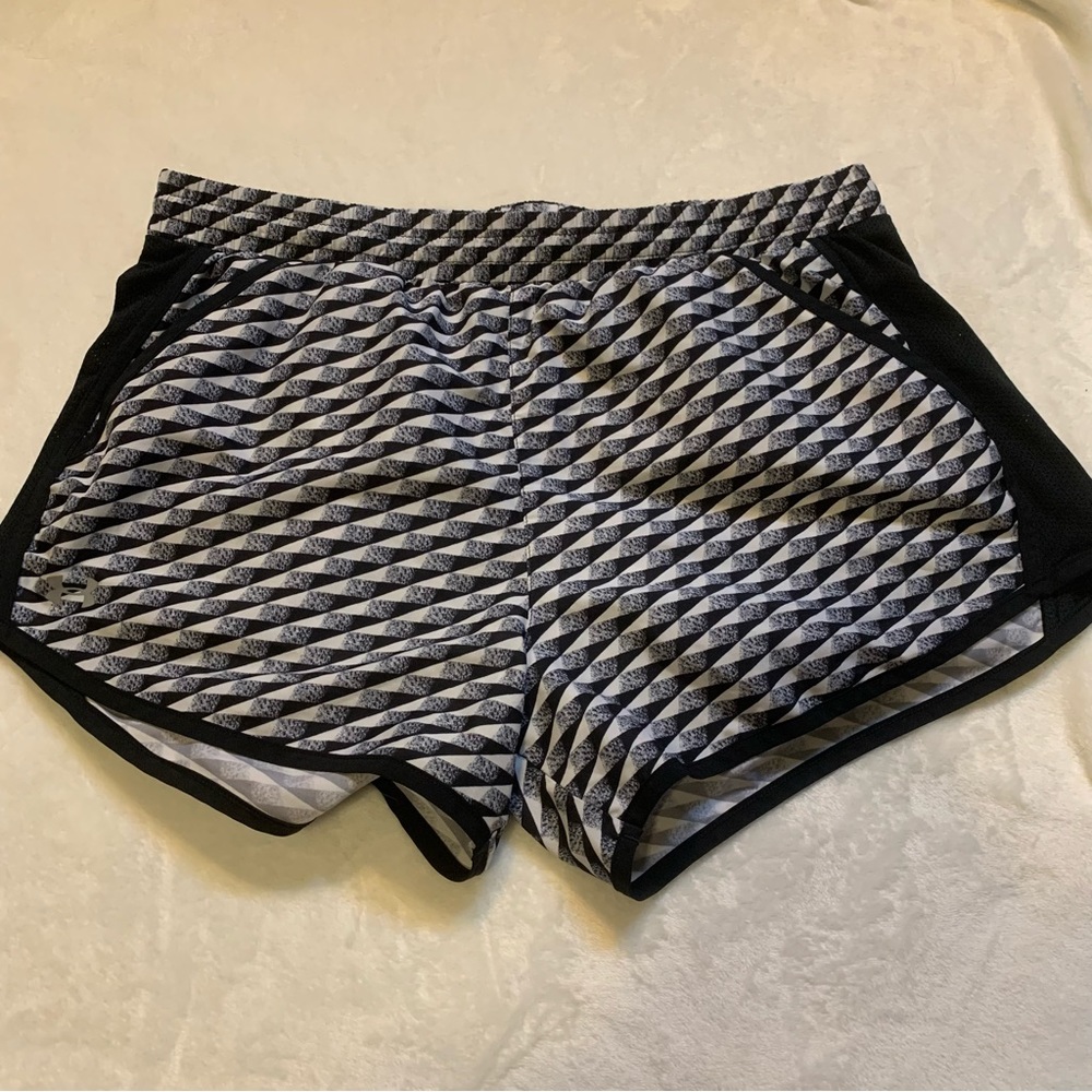 ❄️DONATING SOON! Under Armour Shorts Sz Medium